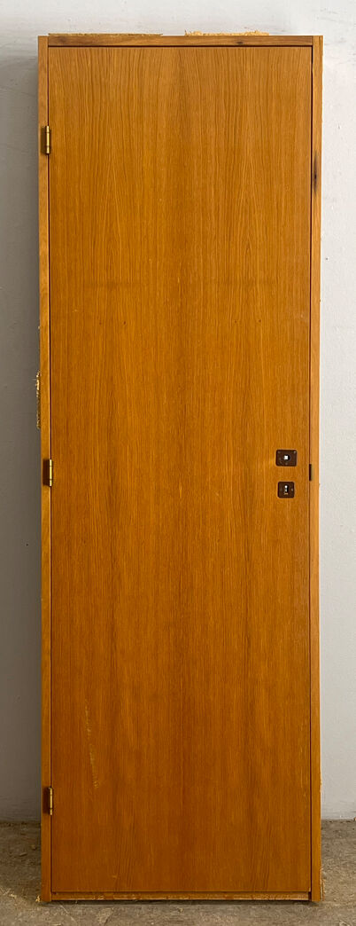 Egefineret dør i karm