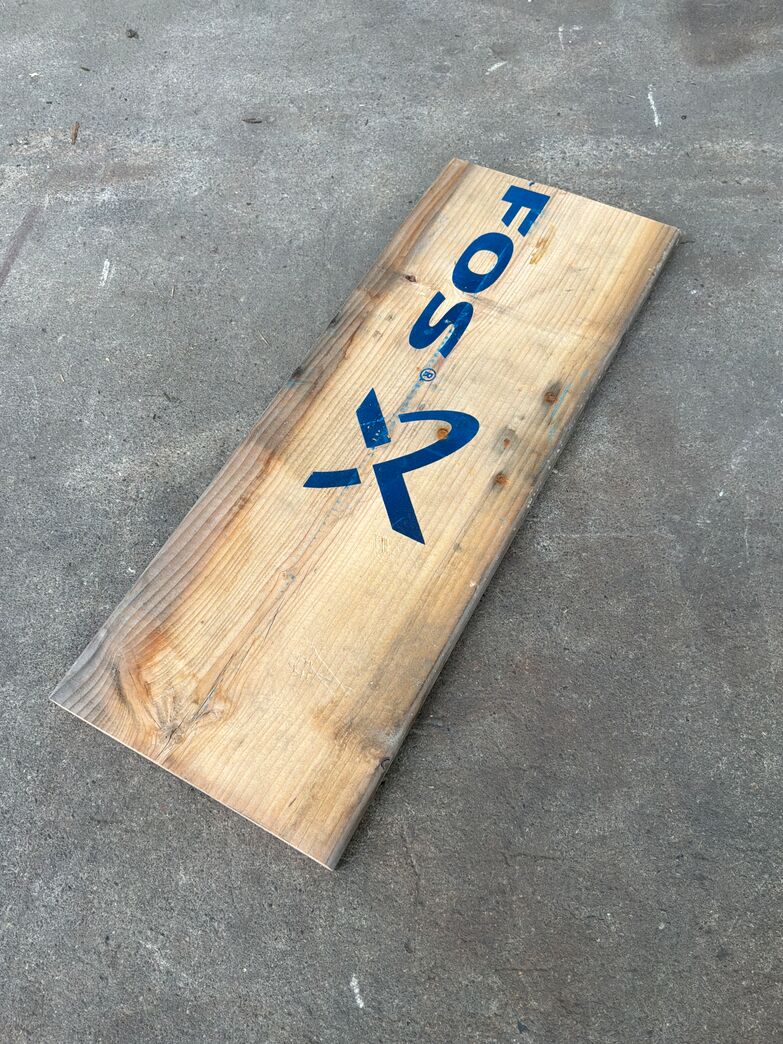 Opskårne pallesider med logorester