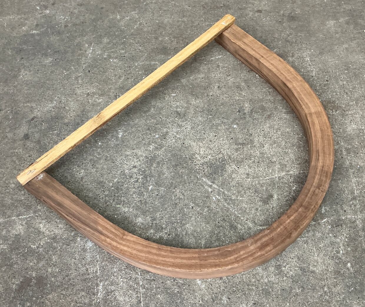 Rygbøjle i Valnød 38x42x1181 mm
