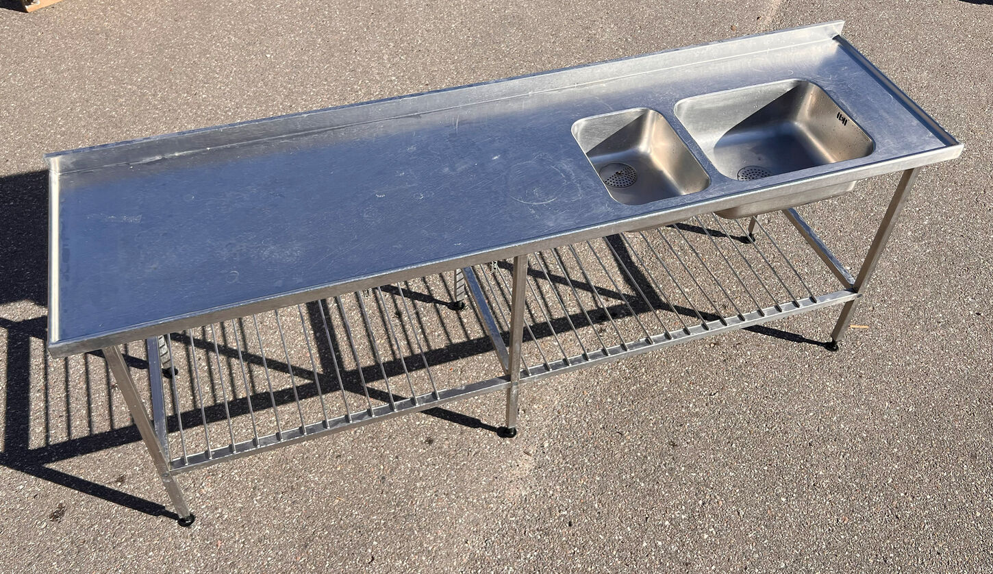 Stålbord med vask - 250 cm