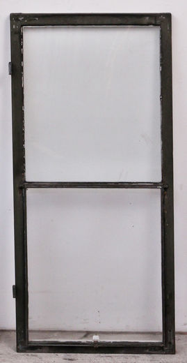 Stor vinduesramme med gammelt glas og oplukkelig vindue Stor vinduesramme med gammelt glas og oplukkelig vindue