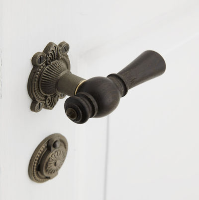 Trægreb til ny dør - Knebelgreb (smal udgave) i røget eg