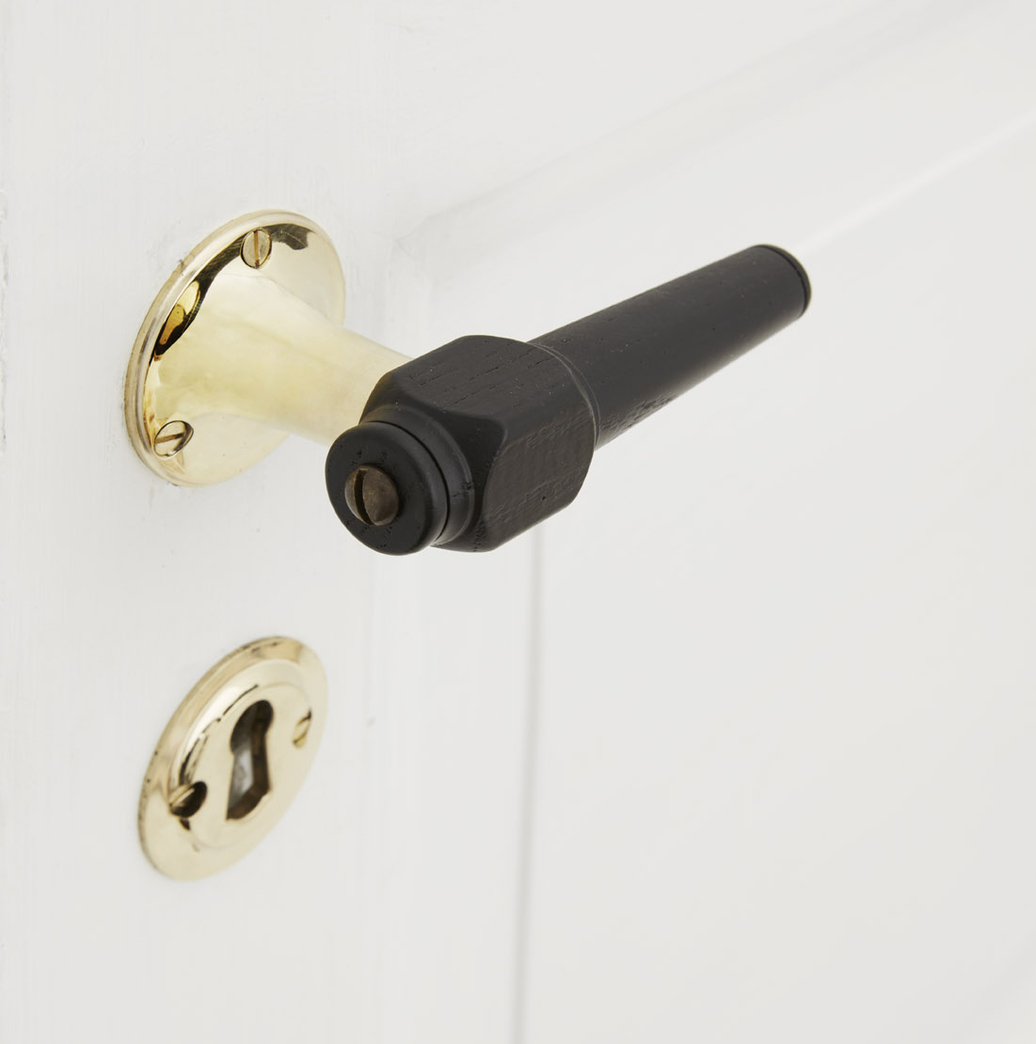 Trægreb til ny dør - spidsgreb i sortmalet ask