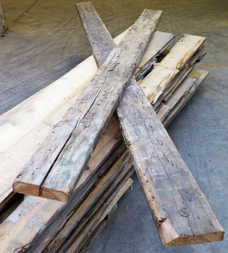 Kraftigt opskåret tømmer fra Rigshospitalet - ca. 350cm. Kraftigt opskåret tømmer fra Rigshospitalet - ca. 350cm.