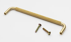 Bøjlegreb i messing med rouleteret overflade - 224mm
