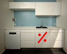 Tekøkken med  køleskab og opvasker