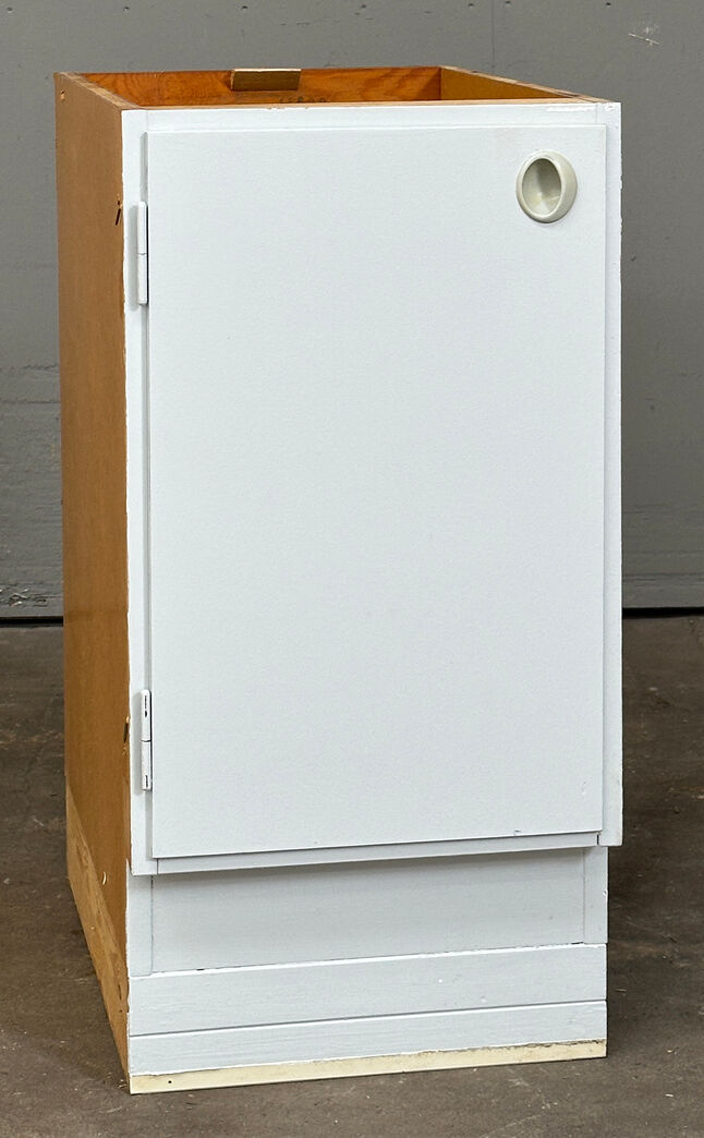 Malet grydeskab med overfalset låge v.h.