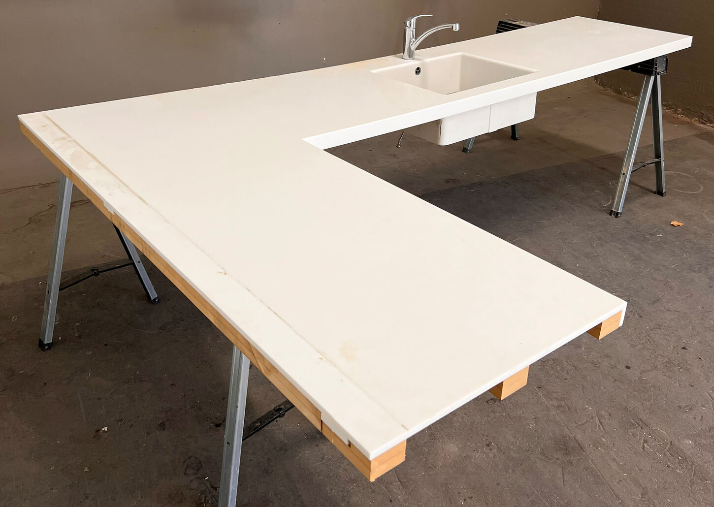 Corian bordplade med vask og hylder Corian bordplade med vask og hylder