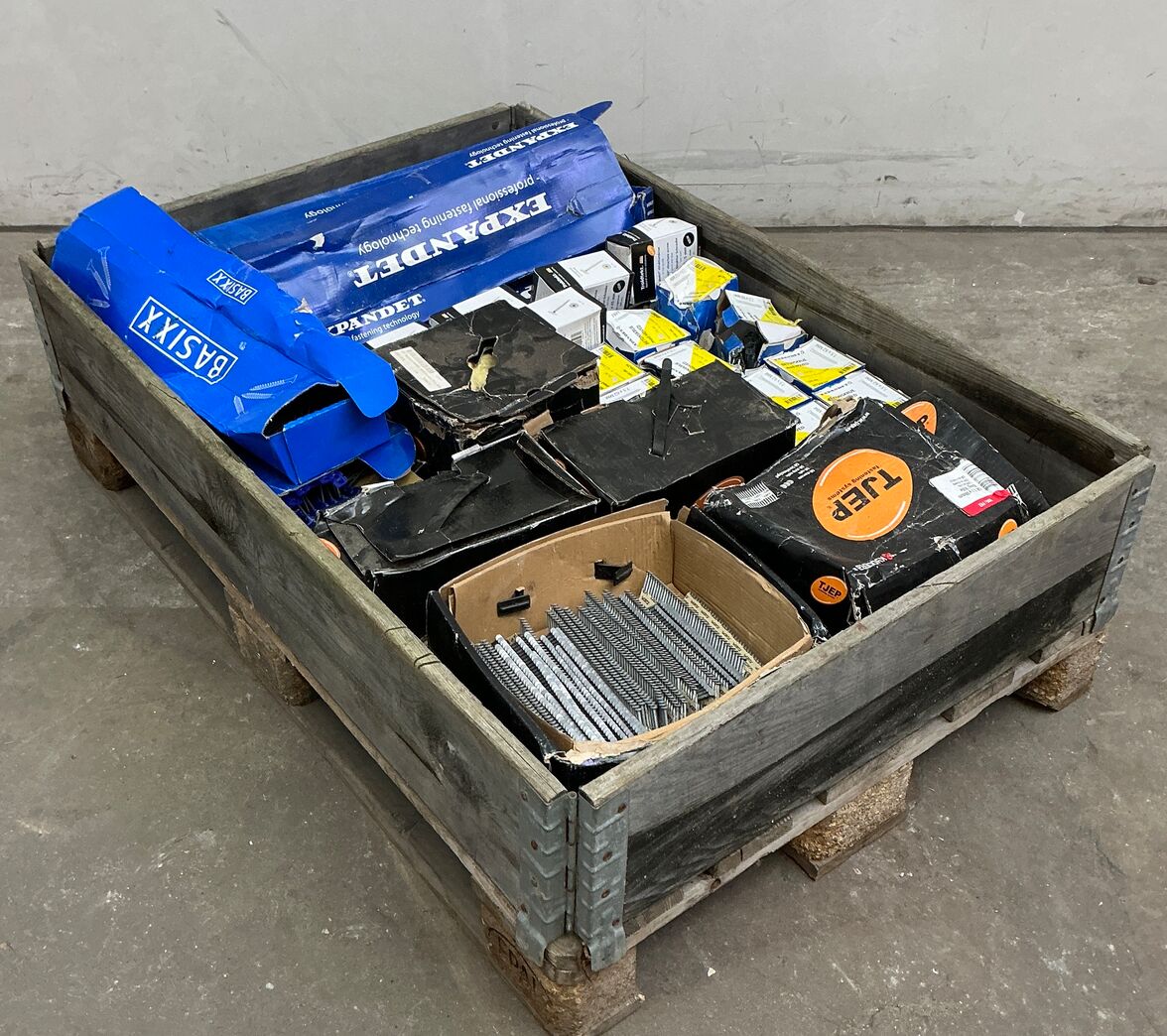 Diverse skruer og skudsøm