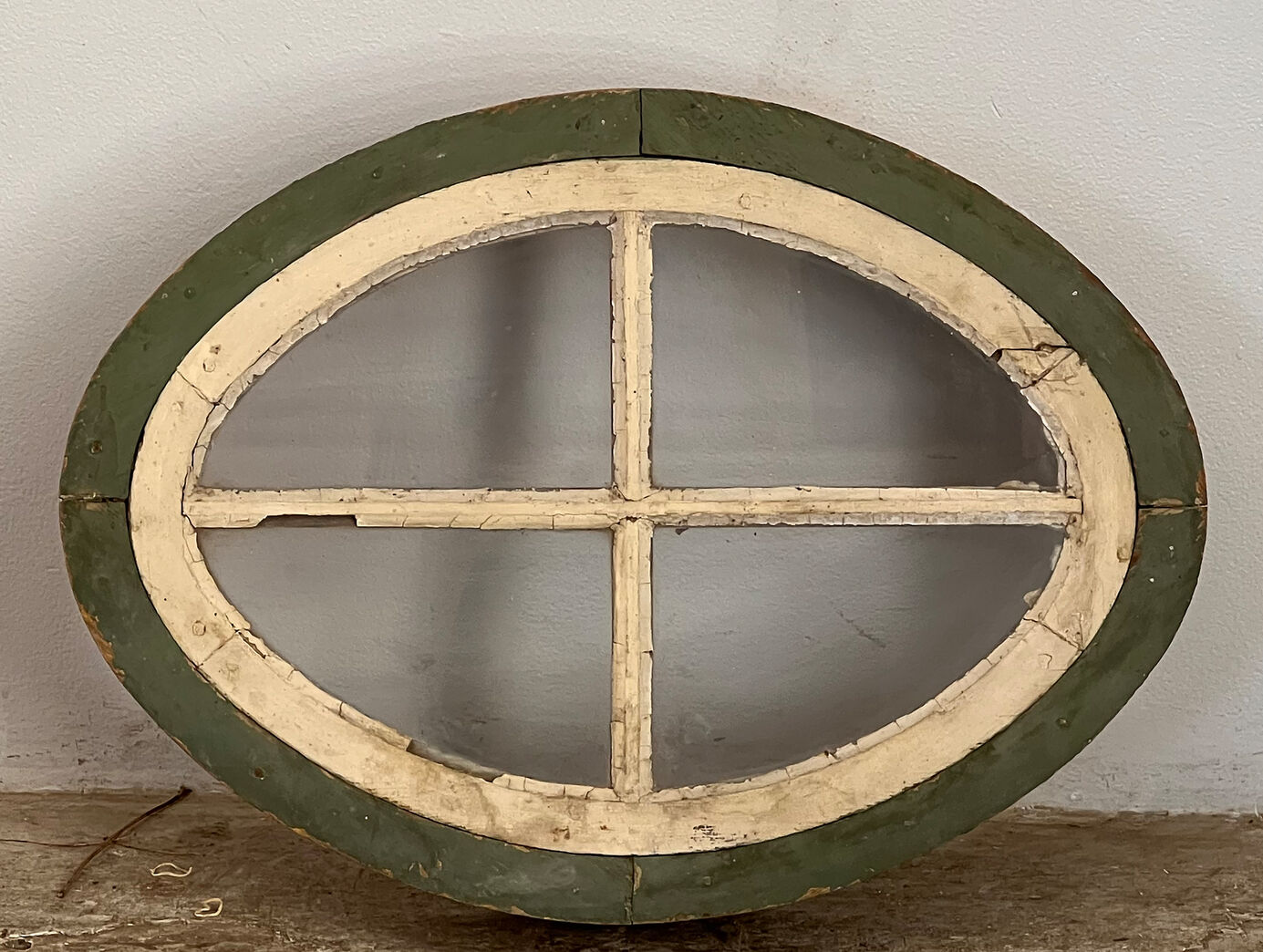 Ovalt vindue med sprosser