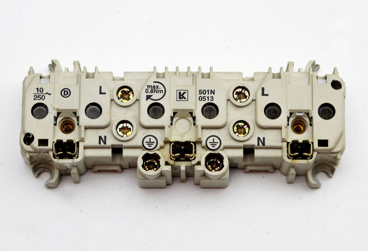 LK Opus66 trippel stikkontakt m/jord 10A LK Opus66 trippel stikkontakt m/jord 10A