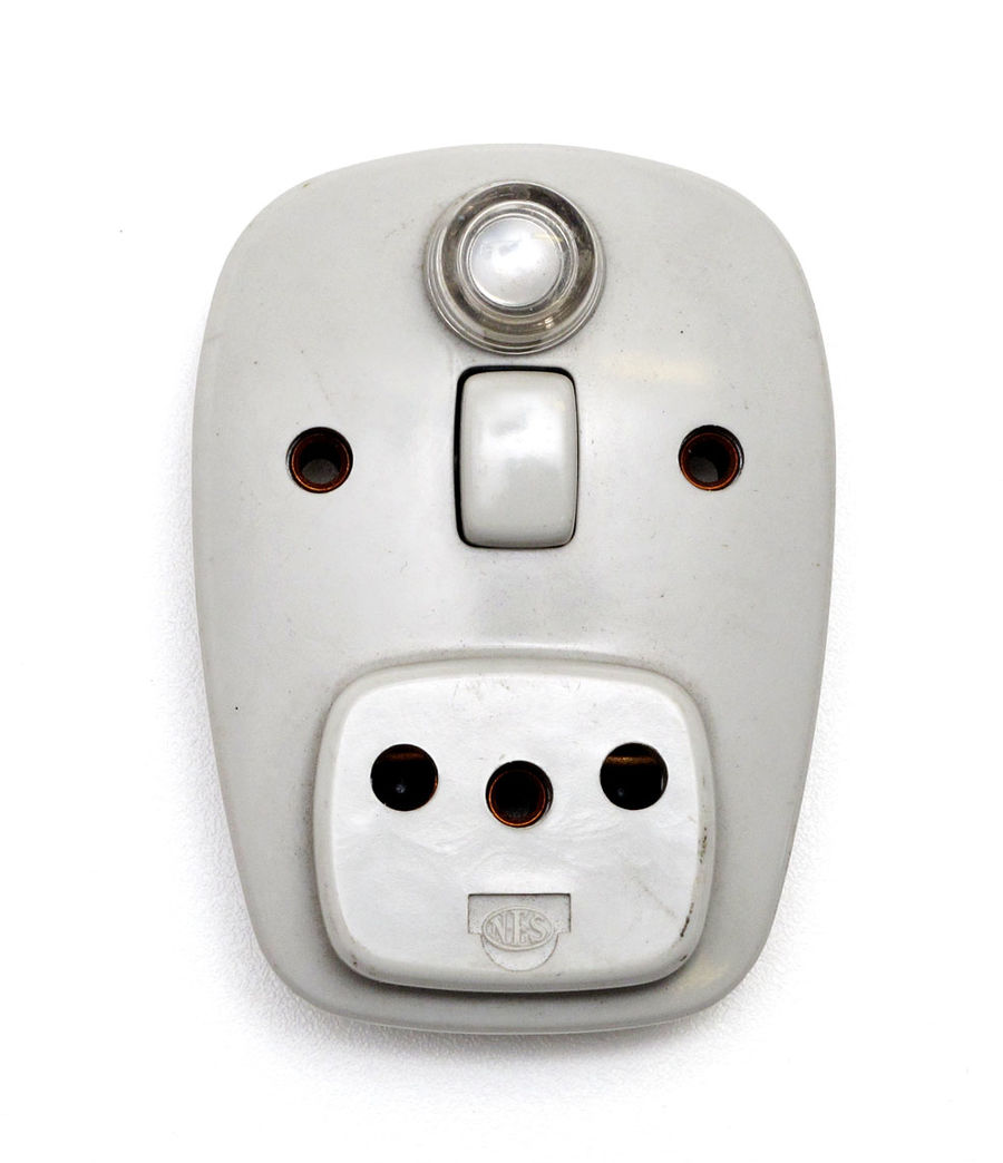 NES Stikontakt u/jord m/glimlampe