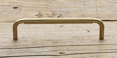 Køkkengreb i messing med linjeret overflade - 128mm