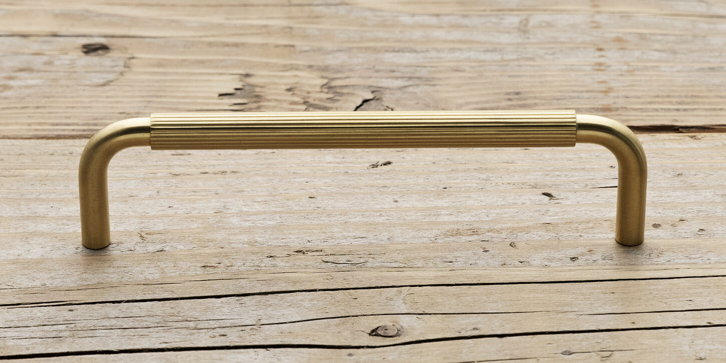 Køkkengreb i messing med linjeret overflade - 128mm