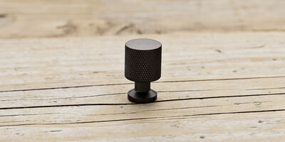 Møbelknop i bruneret messing med rouleteret kant / Ø:16mm