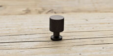 Møbelknop i bruneret messing med rouleteret kant / Ø:16mm