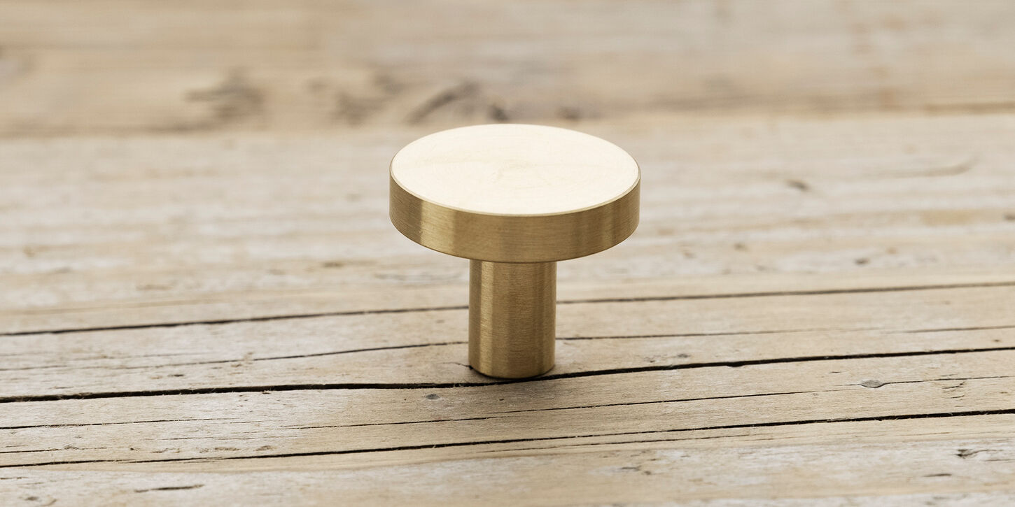 Møbelknop i mat messing / Ø:28mm