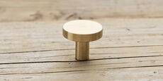 Møbelknop i mat messing / Ø:28mm
