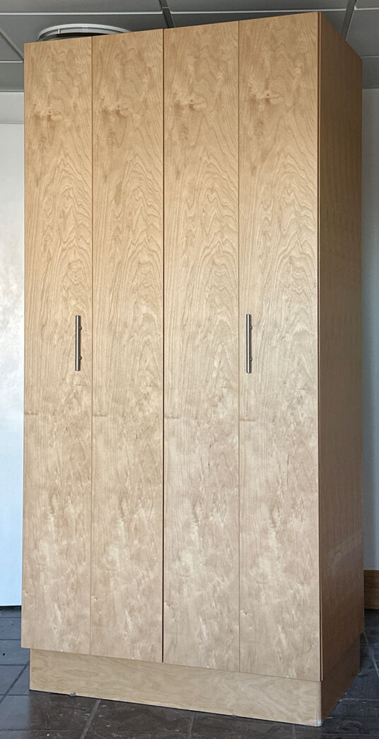 Garderobeskab med foldedøre 100 cm m. skævt hængsel.