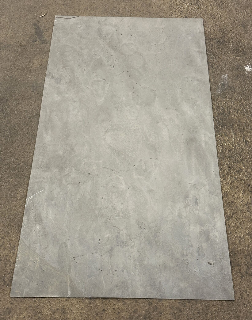 Glasfiberplade med stenrelief