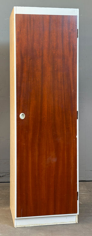 Garderobe/kosteskab med overfalset låge h.h