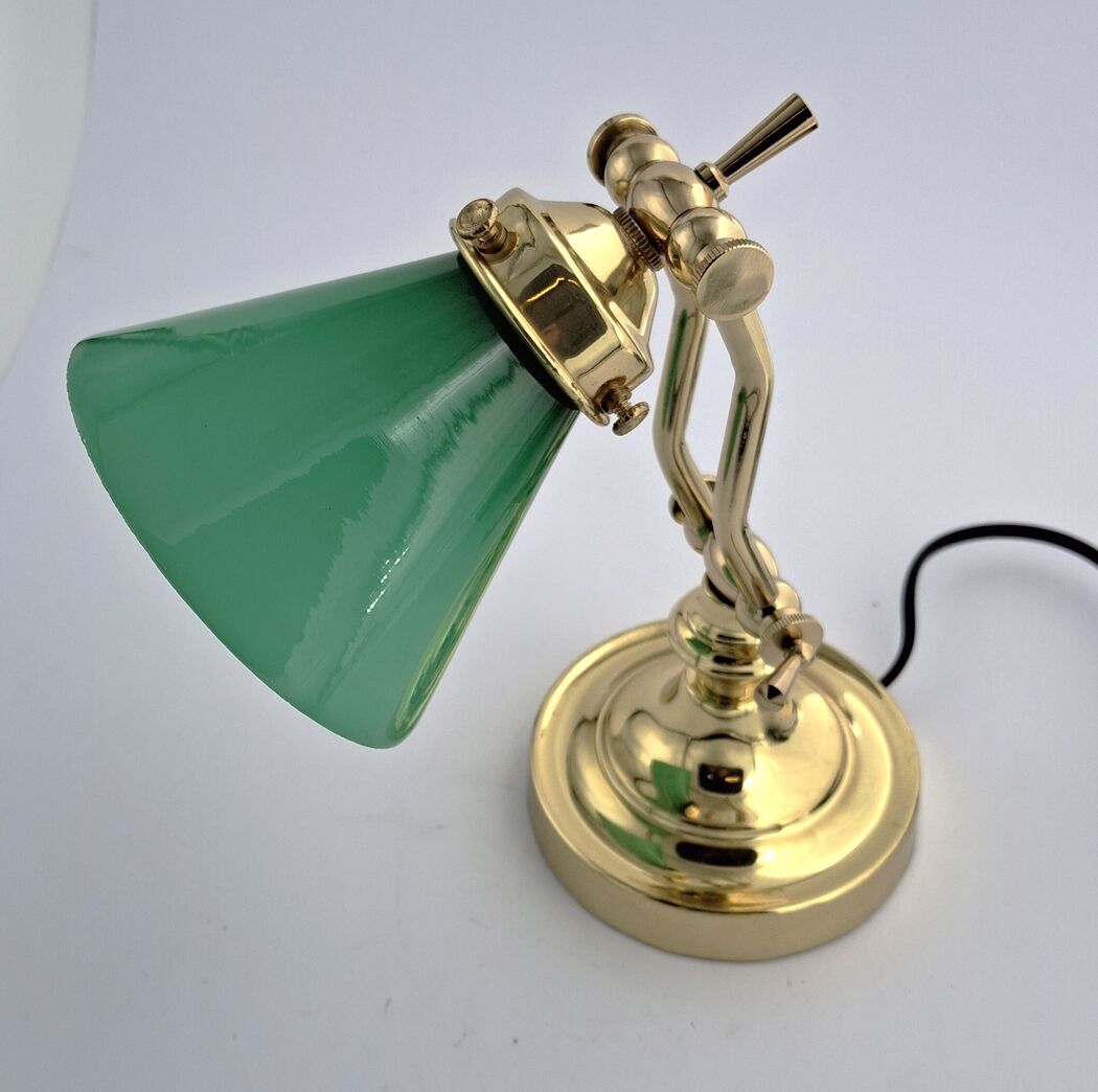 Lille bordlampe i messing med grøn glasskærm