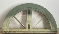 Halvrundt vindue med sprosser