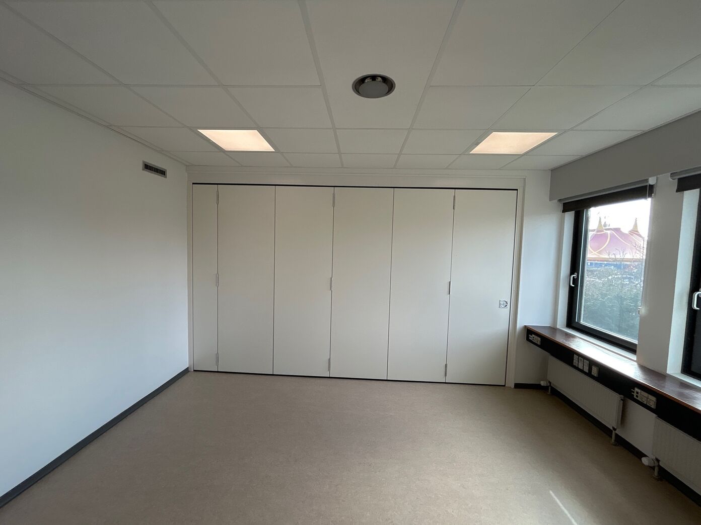 Billedet er ikke af væggen, der er til salg. Det er et eksempel, der viser væggen, når den er&hellip;