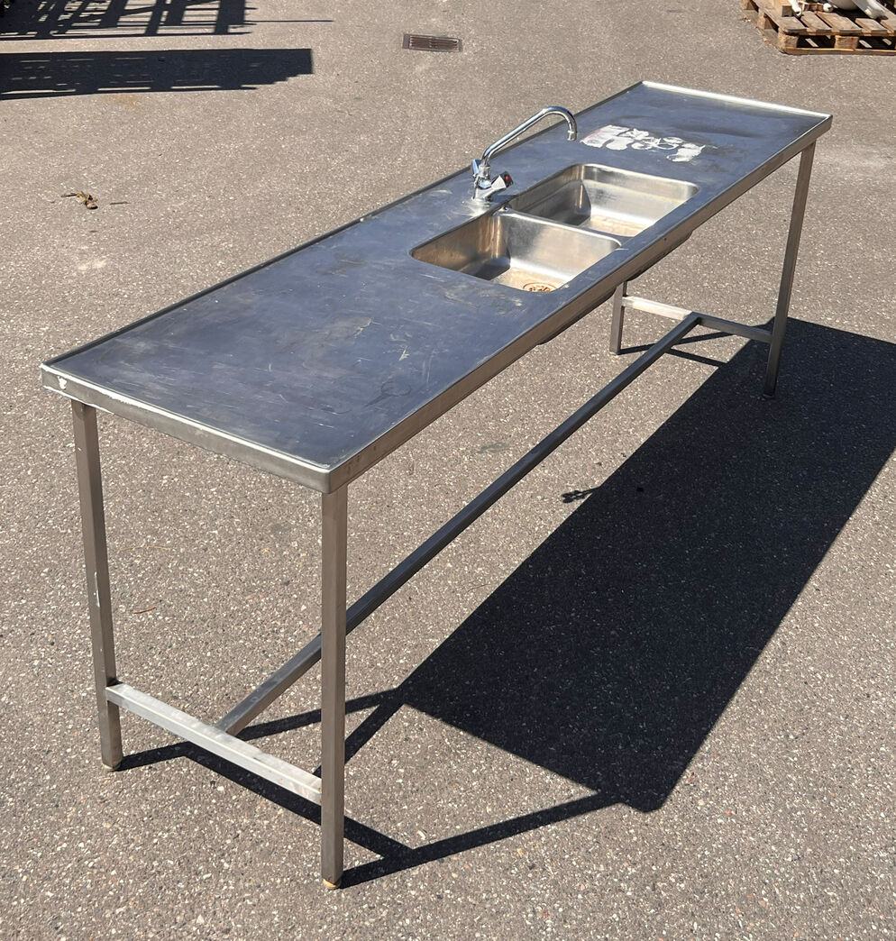 Stålbord med dobbeltvask