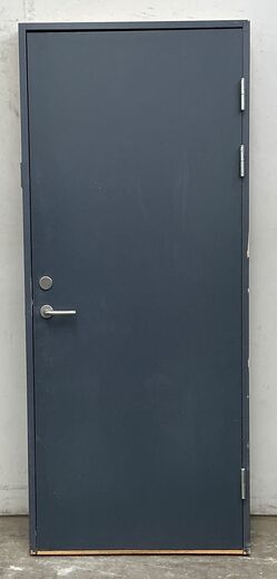 Massiv dør M9 m/karm