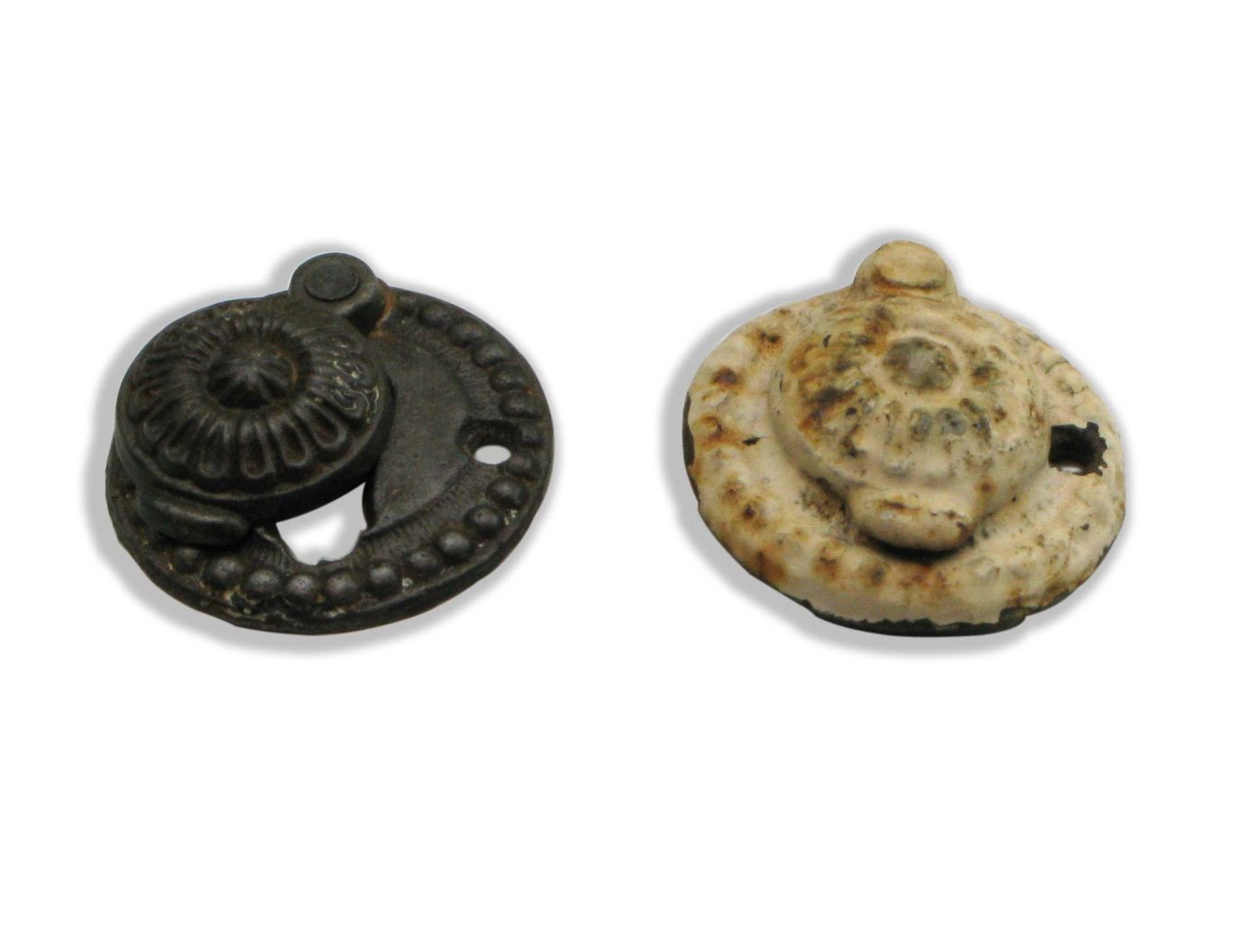 Nøgleskilte i støbejern med klap. Nøgleskilte i støbejern med klap.