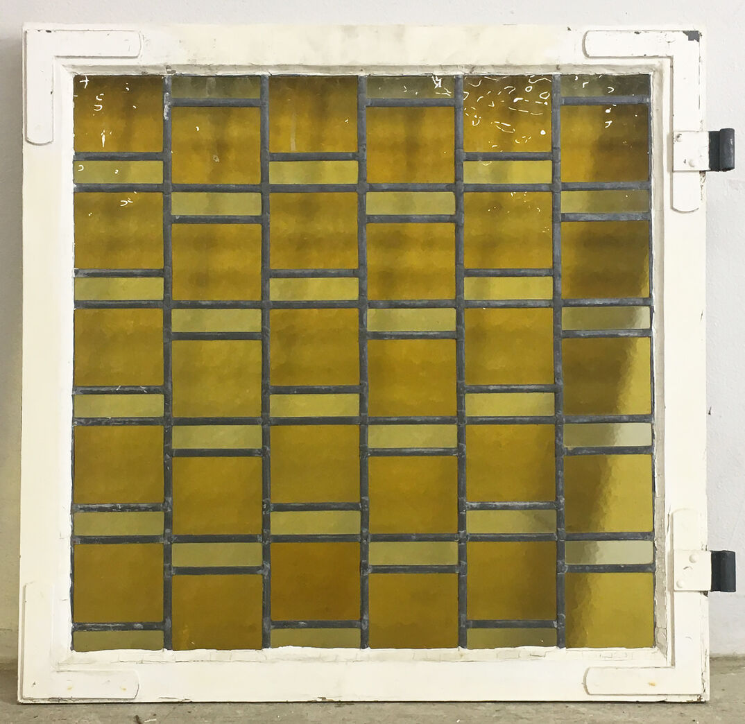 Vinduesramme med farvede glas