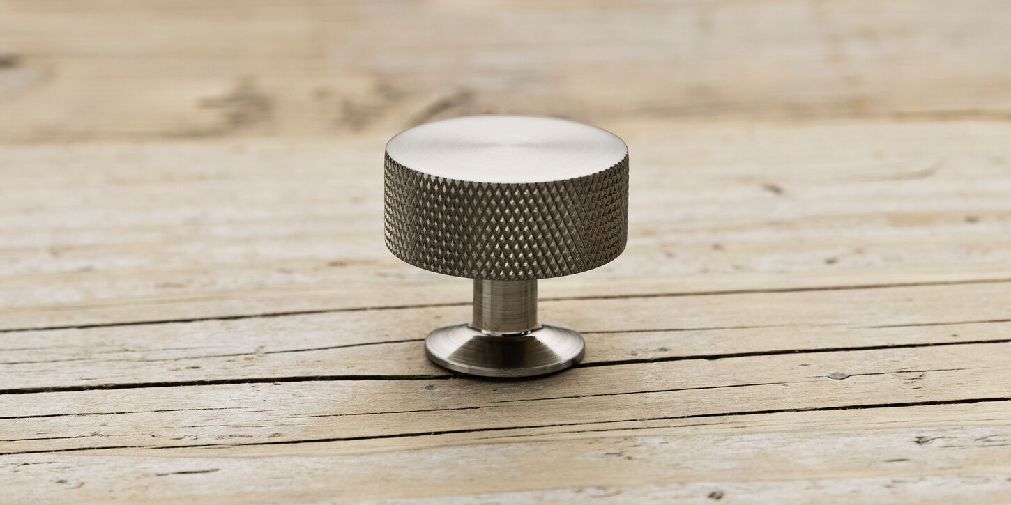 Møbelknop i rustfrit stål med rouleteret kant / Ø:30mm