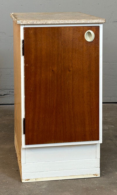 Grydeskab med stenplade med overfalset låge v.h.