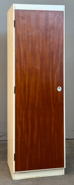 Garderobeskab med overfalset låge v.h