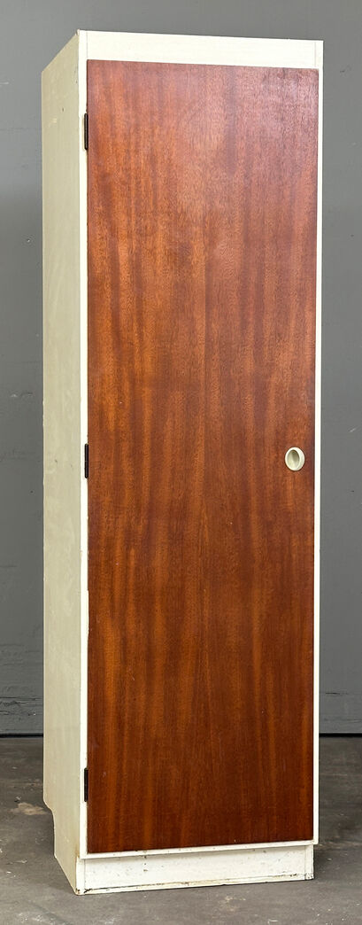 Garderobe/kosteskab med overfalset låge v.h.