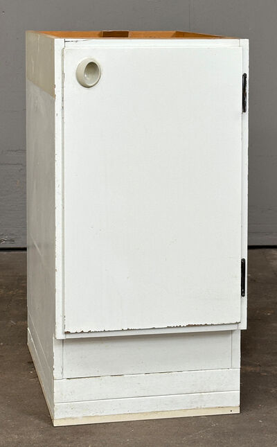 Malet grydeskab med overfalset låge h.h