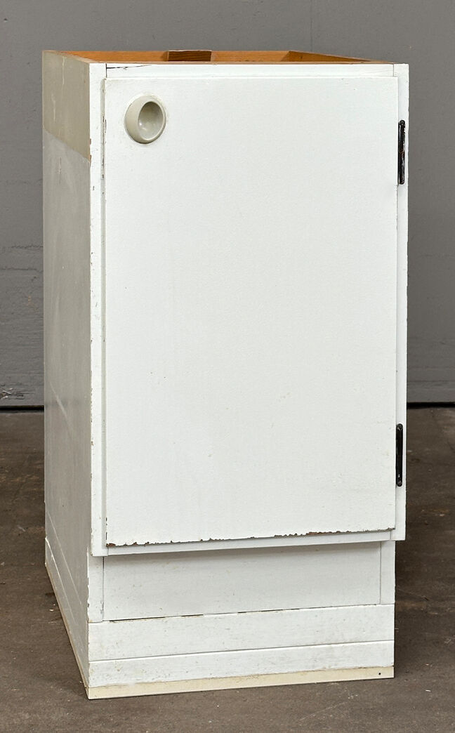 Malet grydeskab med overfalset låge h.h