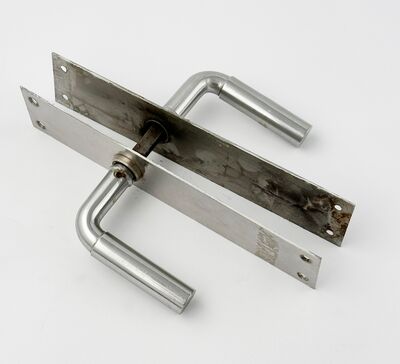 Kort stålgreb med langskilt.