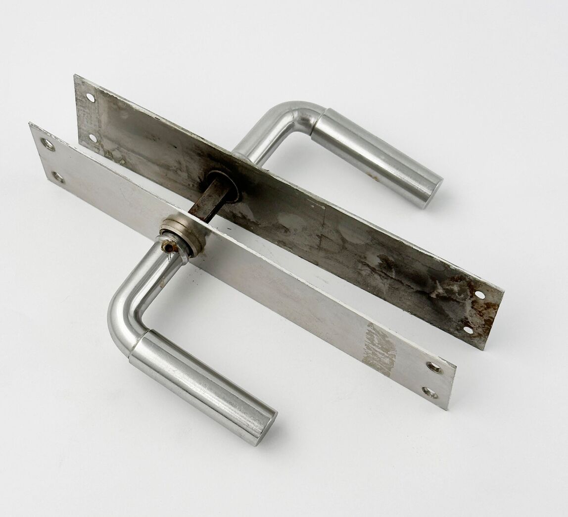 Kort stålgreb med langskilt.