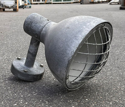 Facadelampe med gitter