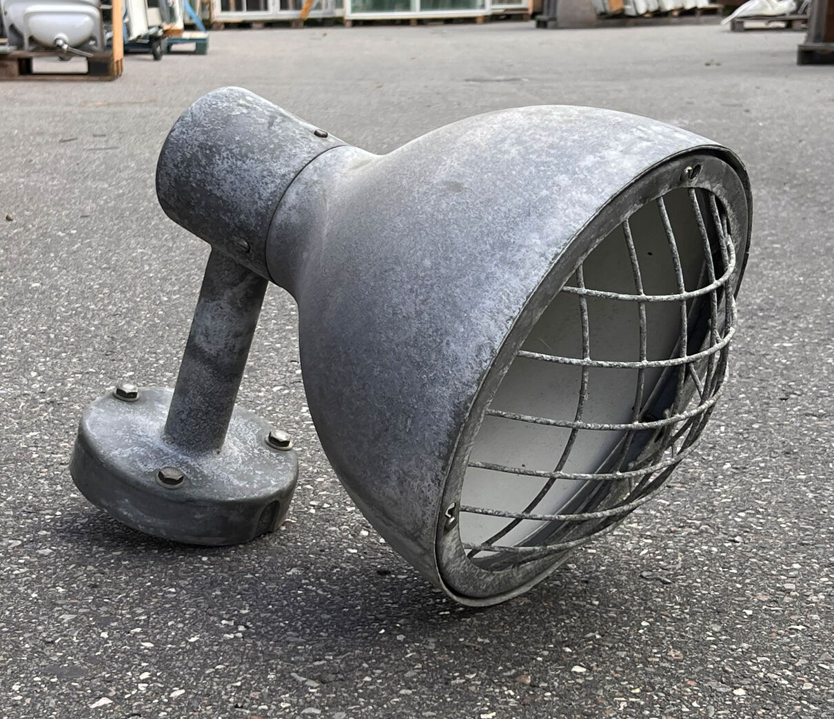 Facadelampe med gitter