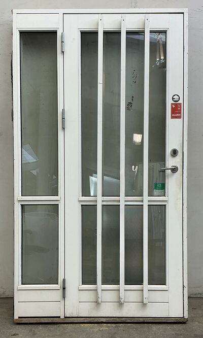 Yderdør med glas sideparti og karm