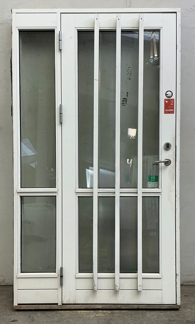 Yderdør med glas sideparti og karm