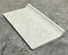 Hvide buede sokkelfliser med pletter - 9,7x19,7x7