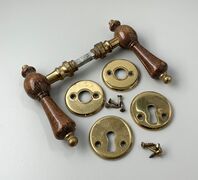 Knebelgreb m. messing rosetter og nøgleskilte