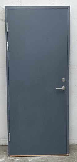 Massiv dør M9 m/karm