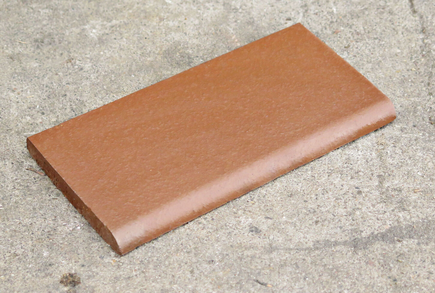 Hasle rødbrun med afrundet langside