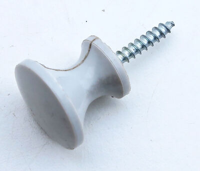 Knop i lys grå kunststof - ø:20 mm.