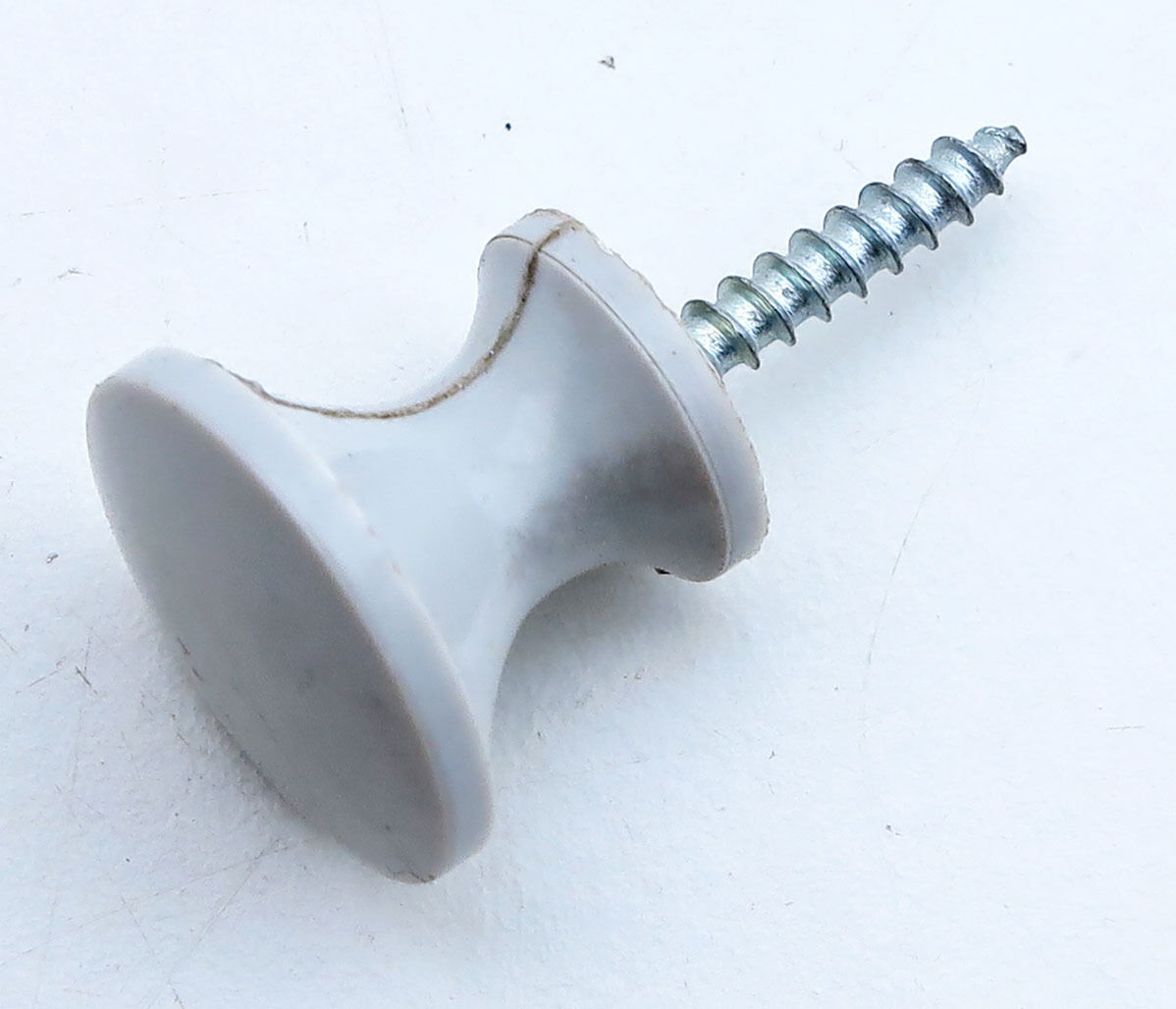 Knop i lys grå kunststof - ø:20 mm.